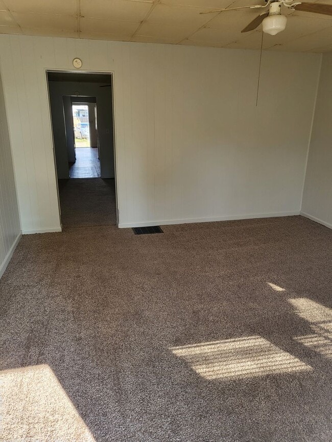 Building Photo - 1 bed house with washer dryer hook up