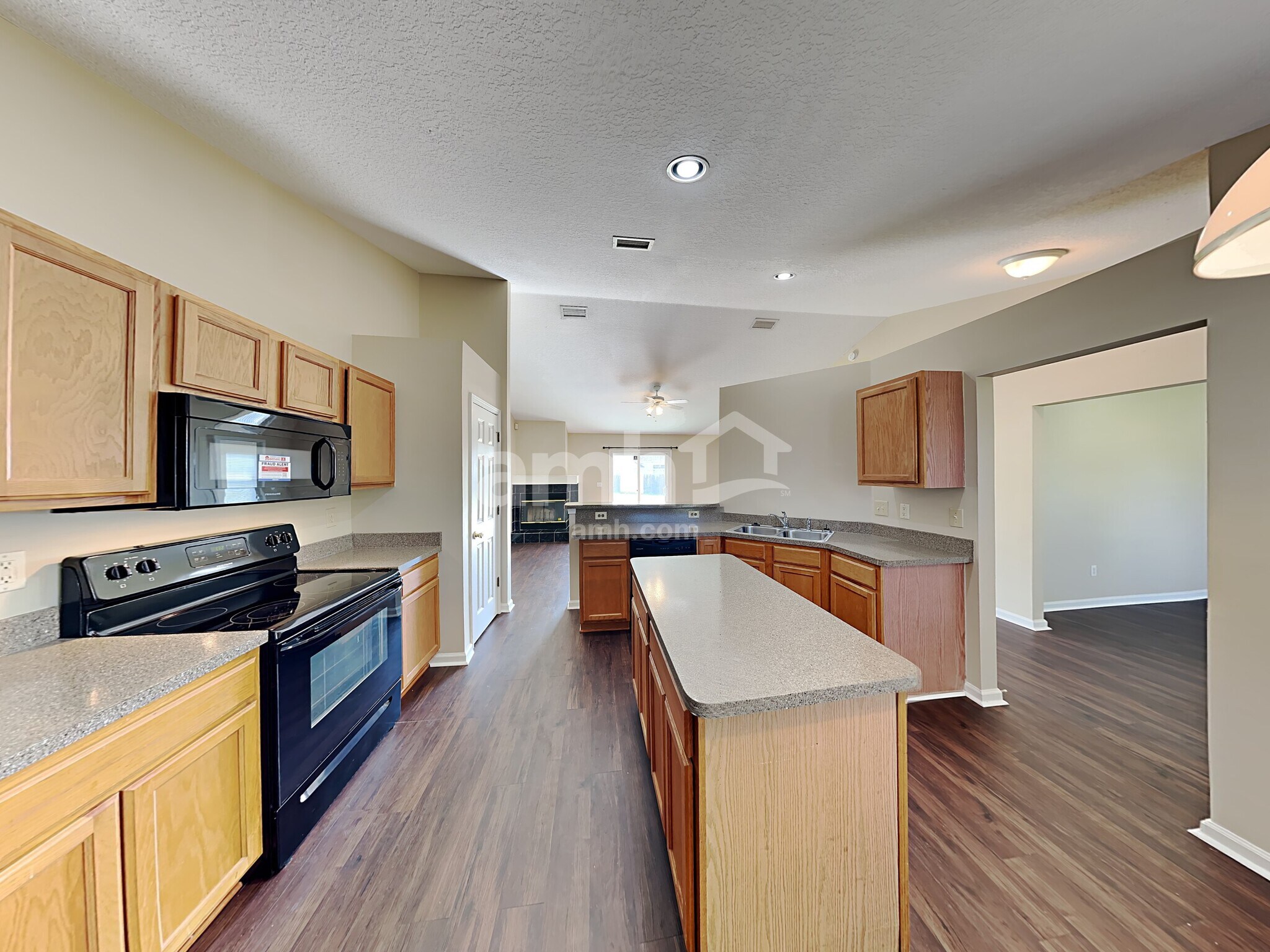 Building Photo - 3206 Chantilly Ct