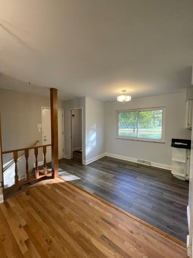 Building Photo - Beautiful Three Bedroom Home