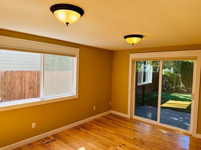 Building Photo - Charming Fisher's Landing Home