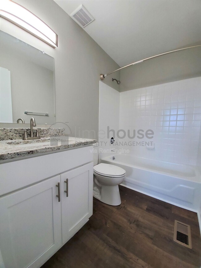 Building Photo - 1553 Beachview Dr