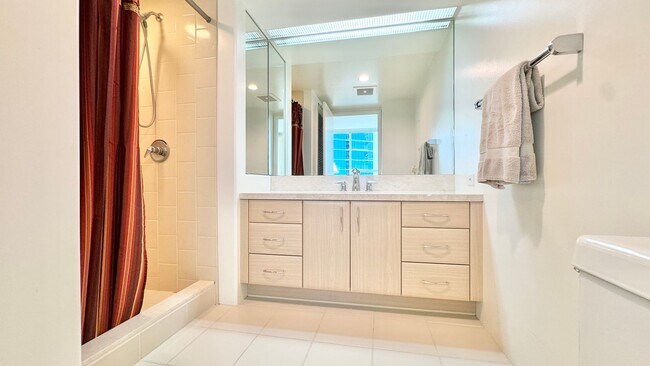 Building Photo - 2 BED/2 BATH FURNISHED UNIT AT HIGHLY DESI...