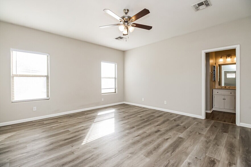 Building Photo - 261 N Valle Verde