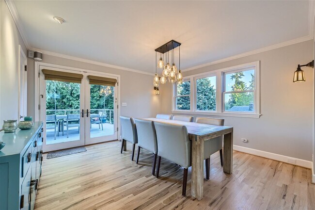 Building Photo - Introducing a spacious 4 bedroom, 2.5 bath...