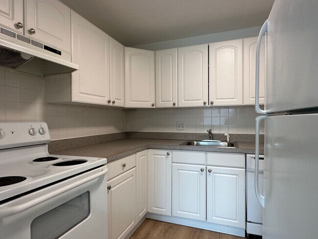 Building Photo - Large, updated 2 bedroom near the Green Li...