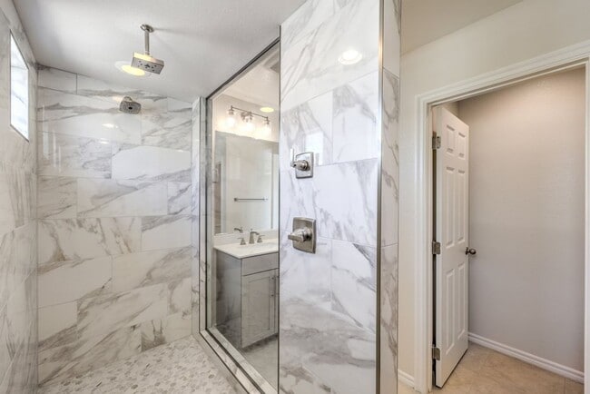 Building Photo - Fully Upgraded - 4bedroom & 2.5 bathrooms-
