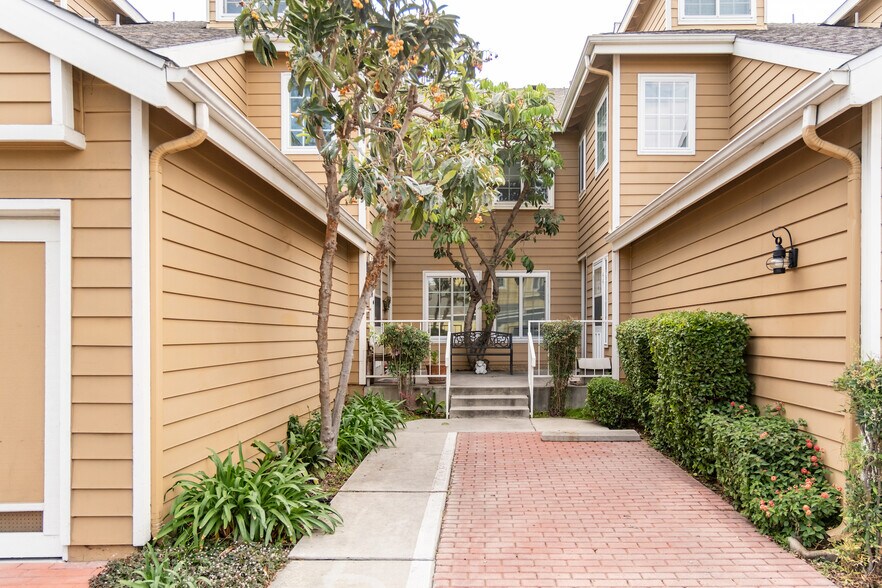 Entry quad - 6638 Clybourn Ave