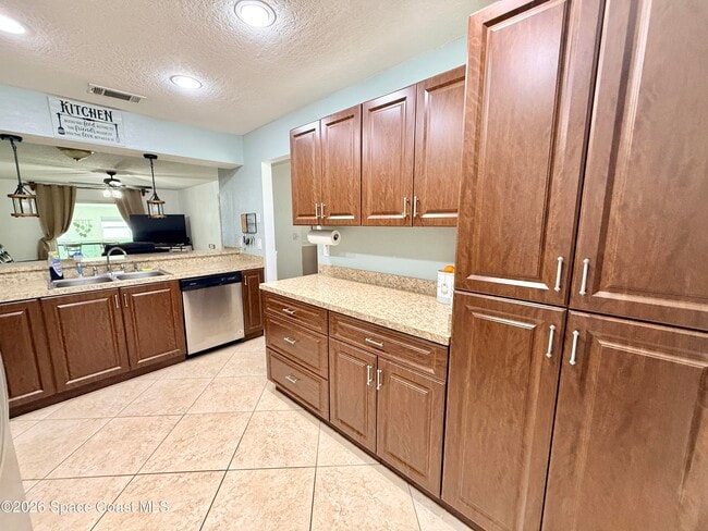 Building Photo - 1046 W Samms Ave