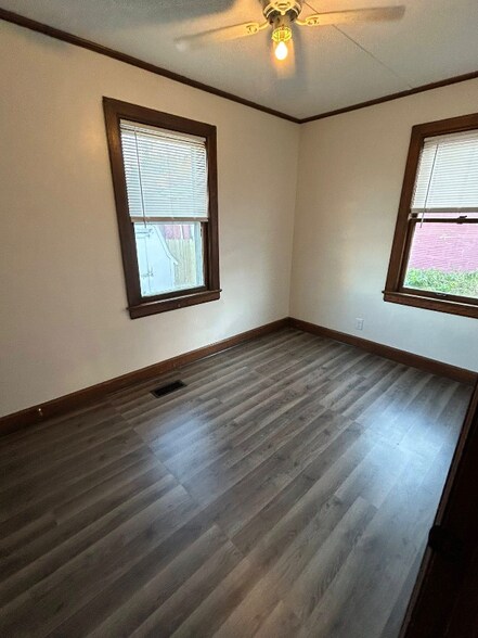 Building Photo - 422 E Broadway St