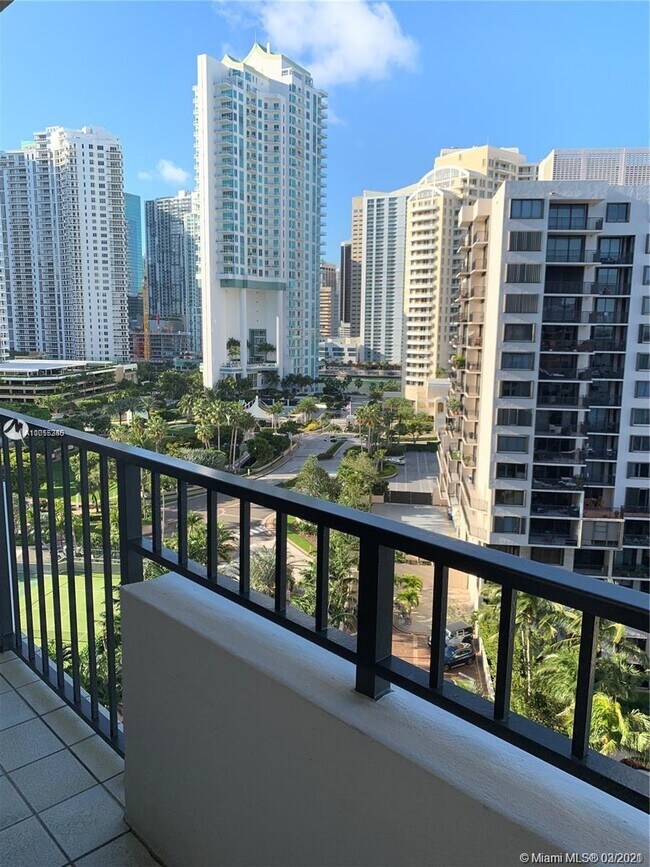 Building Photo - 520 Brickell Key Dr