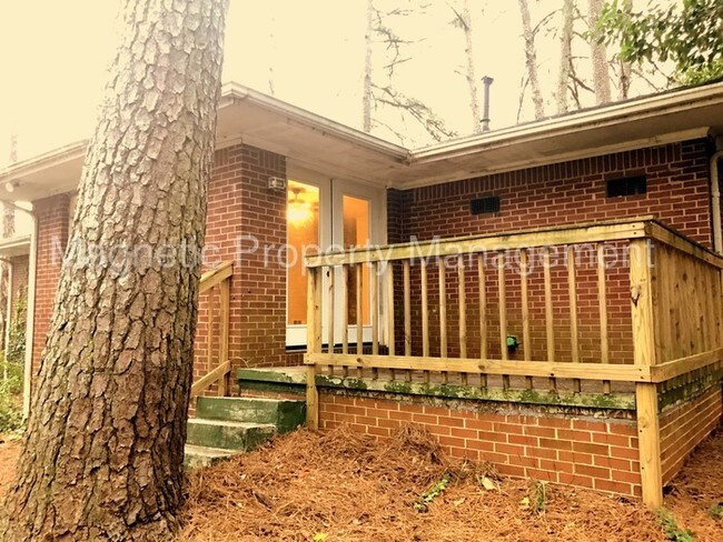 Building Photo - Great Brick Home with a Private Back Deck!