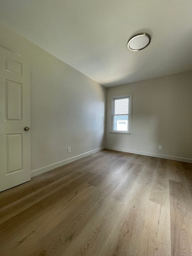 Building Photo - 3 BED 2 BATH BUNGALOW STYLE HOME IN BERKLE...