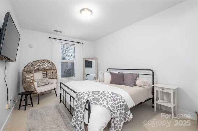 Building Photo - 630 Calvert St