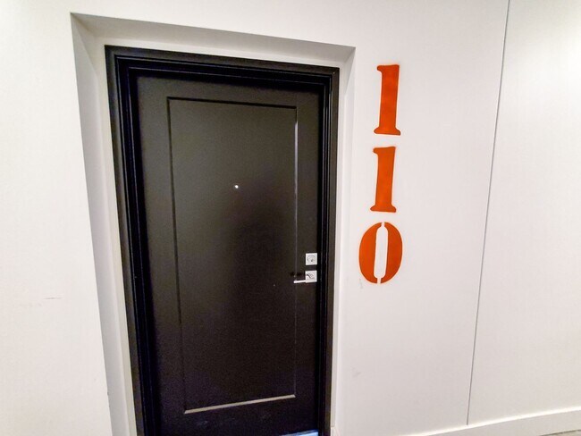 Building Photo - Exposed Brick Studio Apartment at a Great Price!