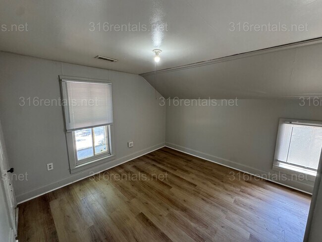 Building Photo - $1100 - 3 bed 1 bath - Single Family Home