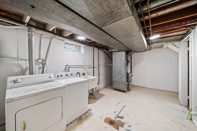 Building Photo - 27 E Thorndale Ave