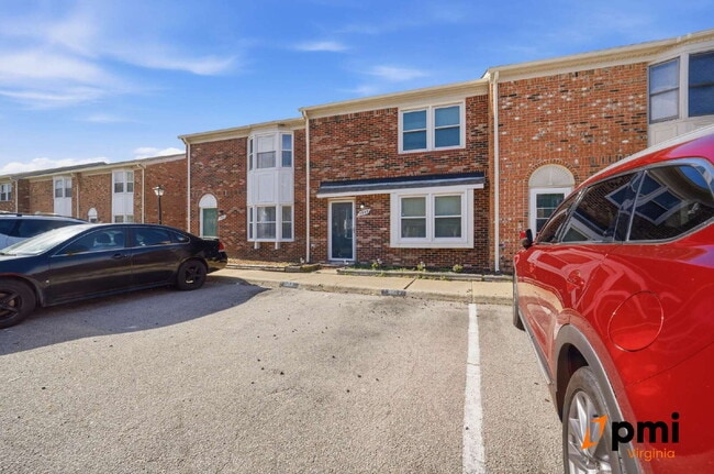 Building Photo - 2 PRIMARY BEDROOMS, LIVING ROOM AND DINING, PETS ALLOWED