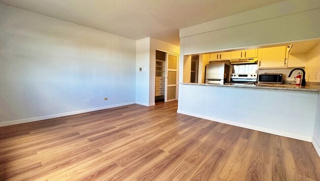 Building Photo - Fully Remodeled Sunny & Quiet Top Floor St...