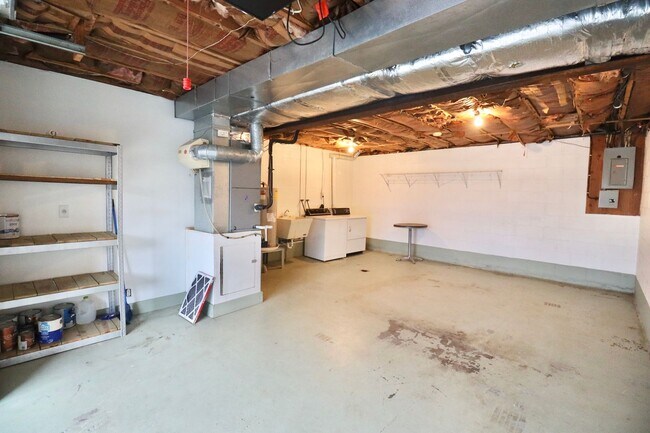 Building Photo - 2 Bedroom/2 Bath Townhouse near Stadium - ...