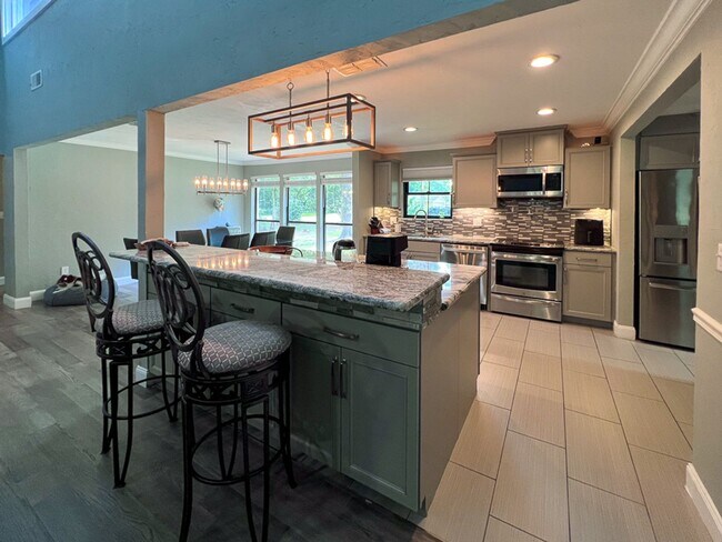 Building Photo - 3BR/2BA POOL HOME in SW Gainesville - avai...