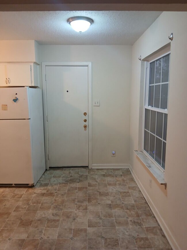 Building Photo - Avon 3015-3017