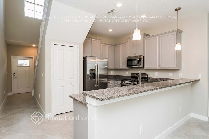 Building Photo - 2883 Coach Manors Way