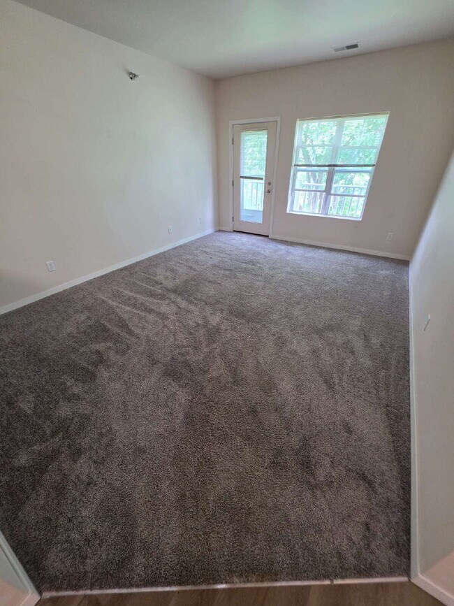 Building Photo - 2 Bedroom | 1 Bathroom 2nd Floor Apartment Available RIGHT NOW!