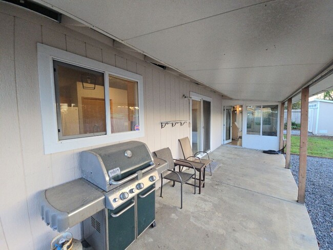 Building Photo - Pet friendly! 3DB/2BA Fortuna home on quiet road!
