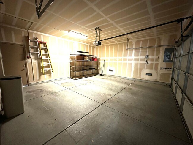 Building Photo - Spacious Home in Prime Turlock Location