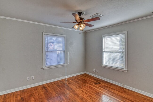 Building Photo - 2 bedroom/1 bathroom - Centrally Located in Norman!!