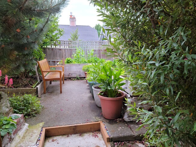 courtyard - 2109 31st Ave S