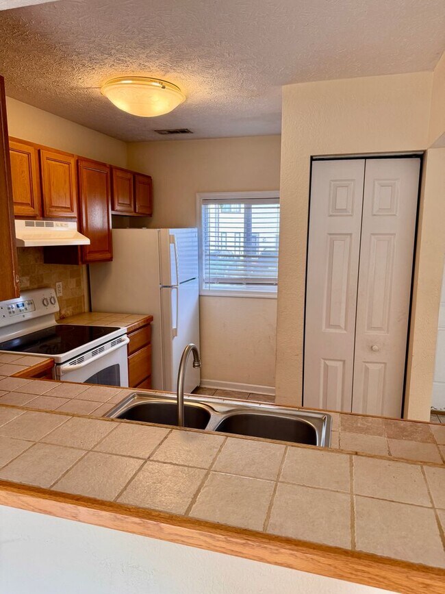 Building Photo - 2 Bedroom || 1 Bathroom Townhome