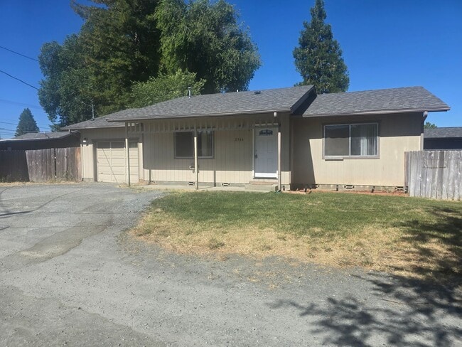 Primary Photo - 3 bedroom 1 bath home for Rent in Grants Pass