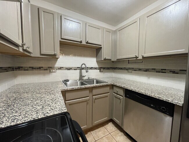 Building Photo - Private, End Unit - 2 Bed, 1 Bath Condo in...