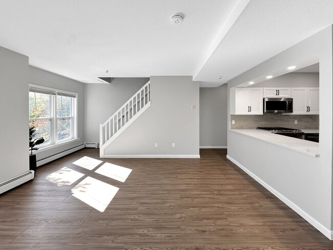 Building Photo - Beautiful Remodeled  3 Bedroom Condo!