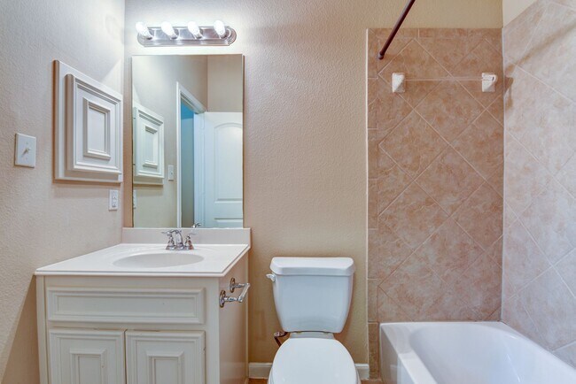 Building Photo - 4 BD / 3 BR Perry home in Creekstone Village!