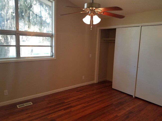 Building Photo - Charming 3BD/2BA Two-Story Home with Pictu...