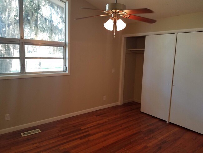 Building Photo - Charming 3BD/2BA Two-Story Home with Picturesque Pond Views in Lakeland