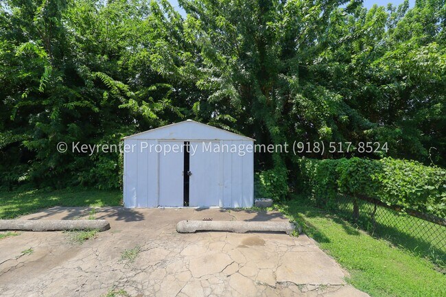 Building Photo - 1622 S Indianapolis Ave