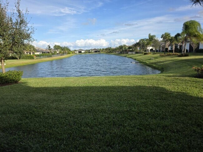 Building Photo - 527 SE Vallarta Dr