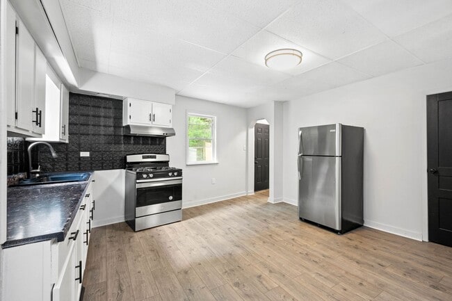 Building Photo - Gorgeous 3 Bedroom in Troy Hill available June 1!