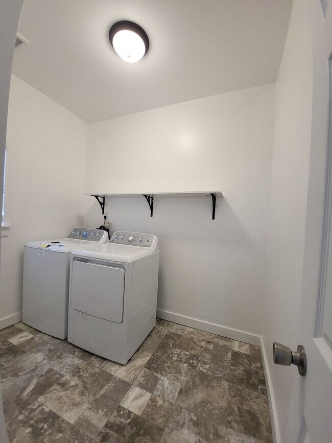 Building Photo - 683 Bryden Ave