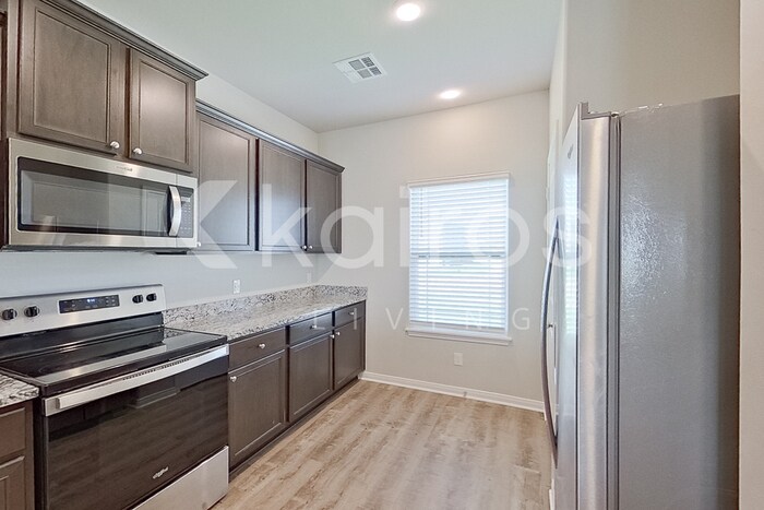 Building Photo - 712 St James Pl
