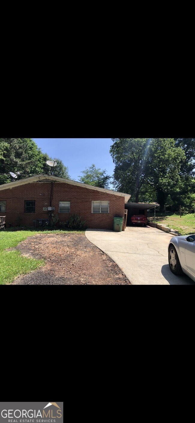 Building Photo - 3995 Withrow Dr