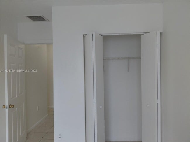 Building Photo - 13950 NE 2nd Ave