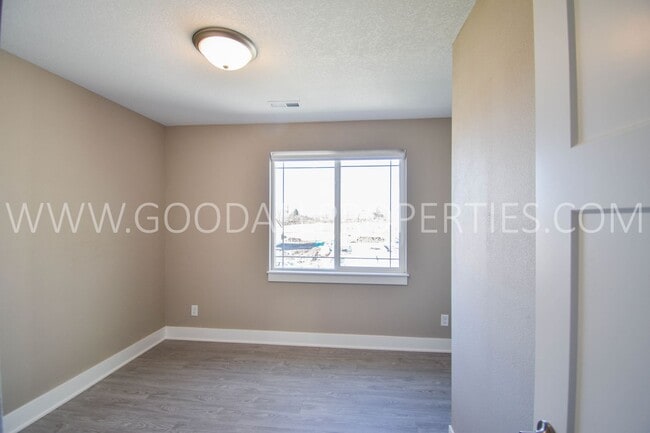 Building Photo - 4 Bedroom 2.5 Bathroom 2 story home in DeSoto!!!