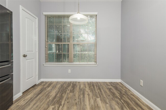 Building Photo - 3807 Springcrest Ln