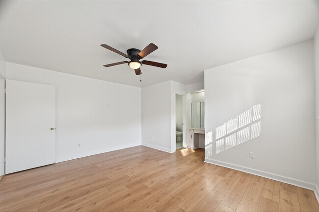 Building Photo - 9011 Landsdowne Dr