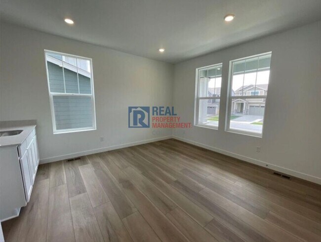 Building Photo - 5525 Wisteria Ave