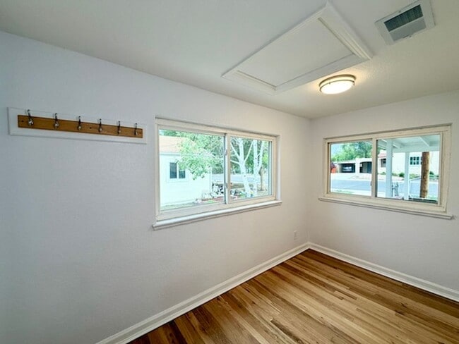 Building Photo - Move-in Ready Ranch